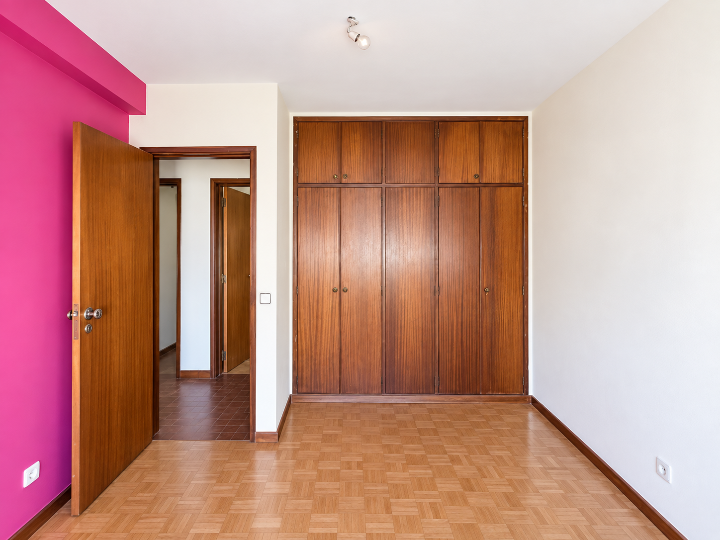 Quarto com roupeiro